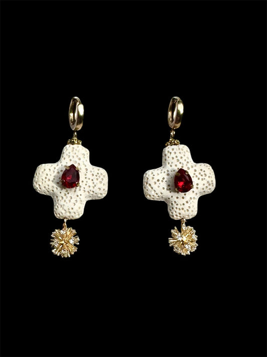 Balti kryžiai su raudonais lašais