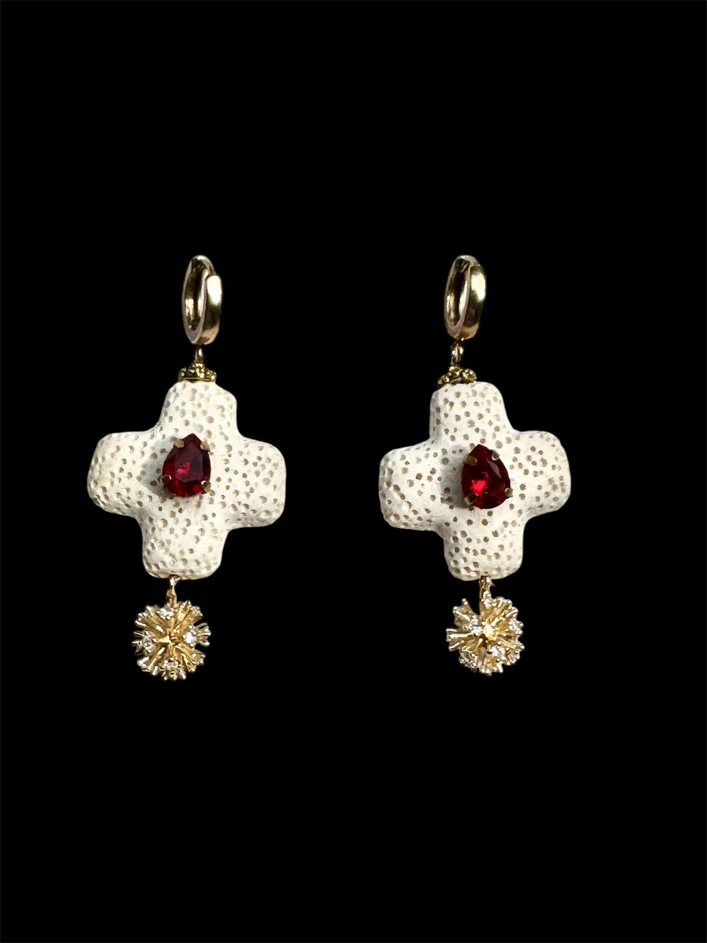 Balti kryžiai su raudonais lašais