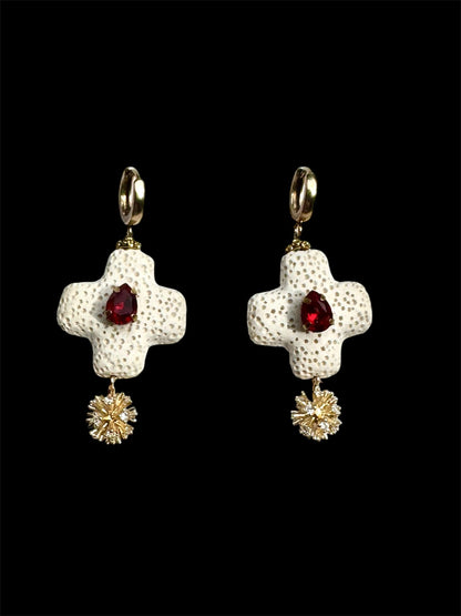 Balti kryžiai su raudonais lašais