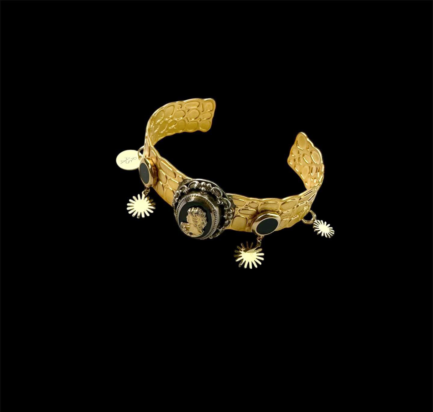 Apyrankė su portretu